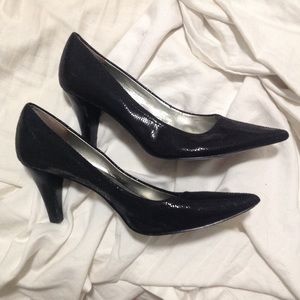 Elegant black Anne Klein pumps - faux snakeskin